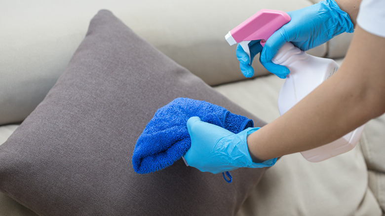 Cleaning pillow with spray