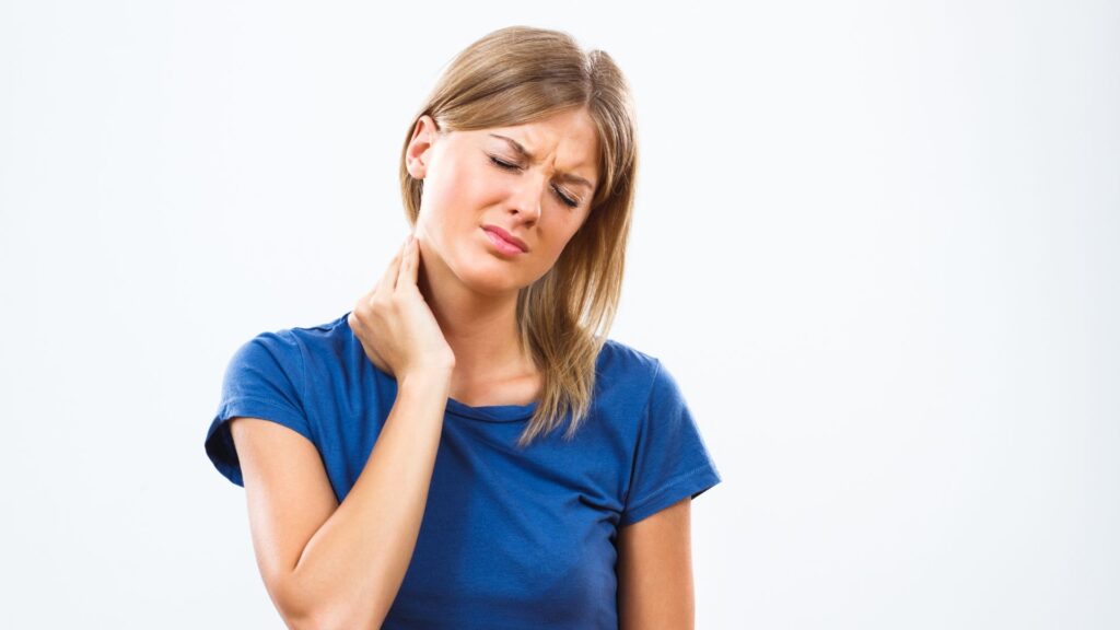 girl experiening neck pain